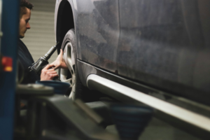 Kada zamijeniti amortizere u automobilu? Najvažniji simptomi.