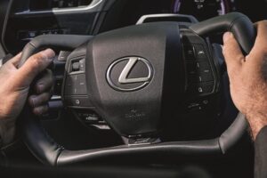 Električni automobil s ručnim mjenjačem — vrhunac apsurda. Spaja nedostatke obaju rješenja.