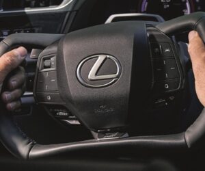 Električni automobil s ručnim mjenjačem — vrhunac apsurda. Spaja nedostatke obaju rješenja.